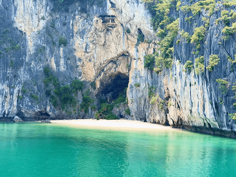 B&atilde;i tắm Ba Tr&aacute;i Đ&agrave;o - vịnh Lan Hạ