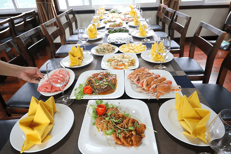 Bữa trưa hải sản tr&ecirc;n du thuyền Dcharm