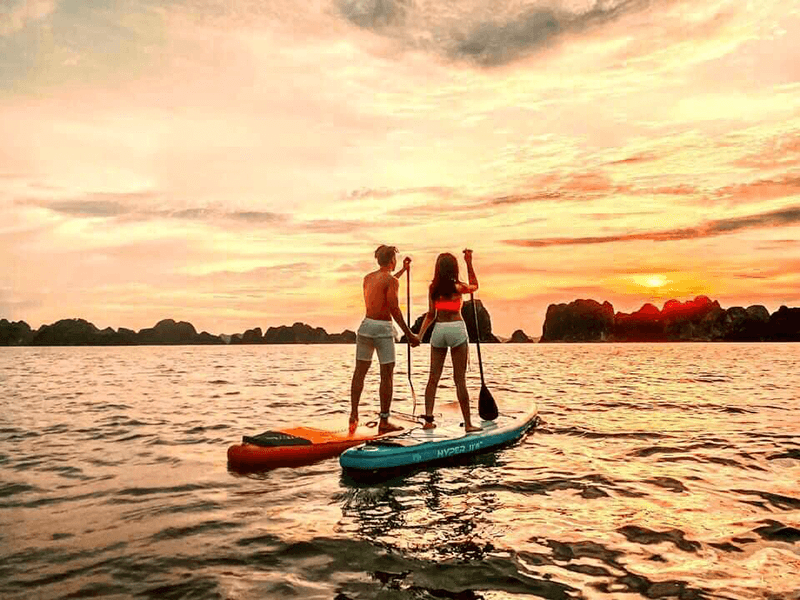 Hoạt động ch&egrave;o sub tr&ecirc;n vịnh Lan Hạ