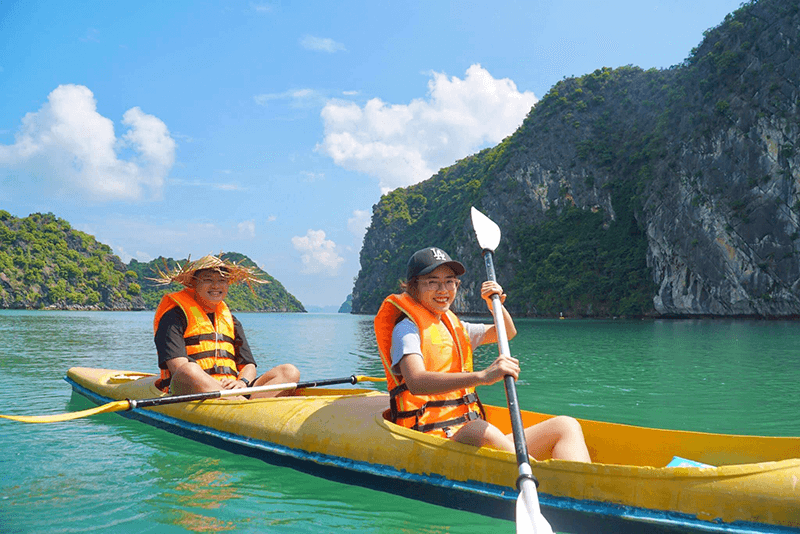 Ch&egrave;o Kayak tr&ecirc;n vịnh Lan Hạ