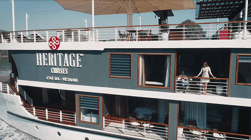 Ngắm b&igrave;nh minh tr&ecirc;n du thuyền Heritage