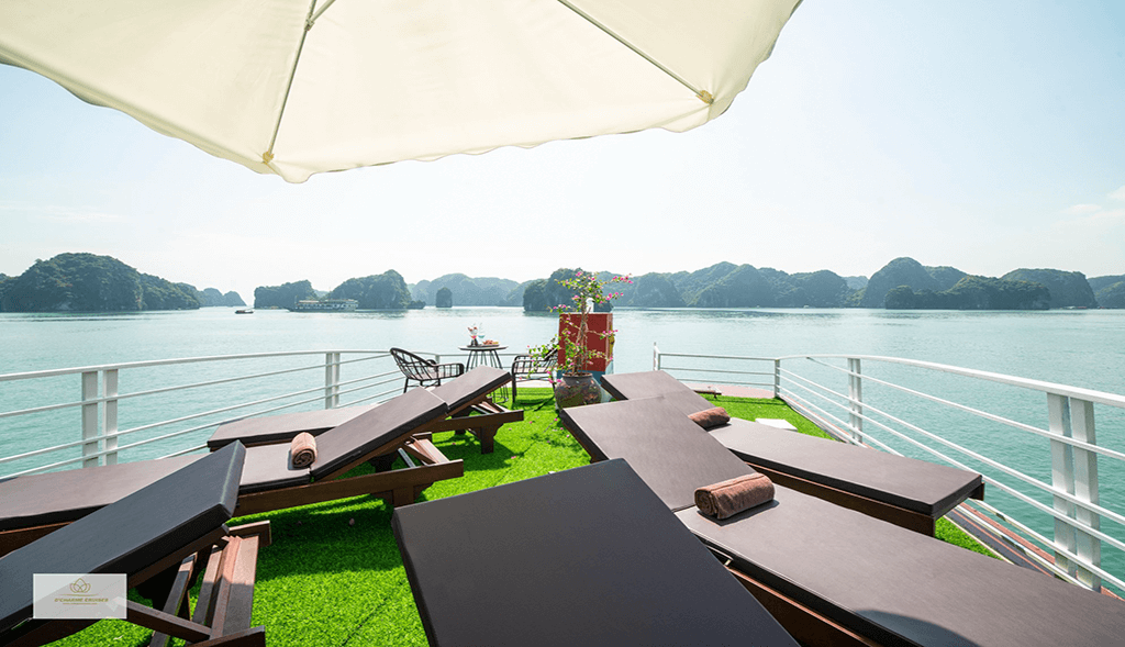 t&agrave;u thăm vịnh Lan Hạ