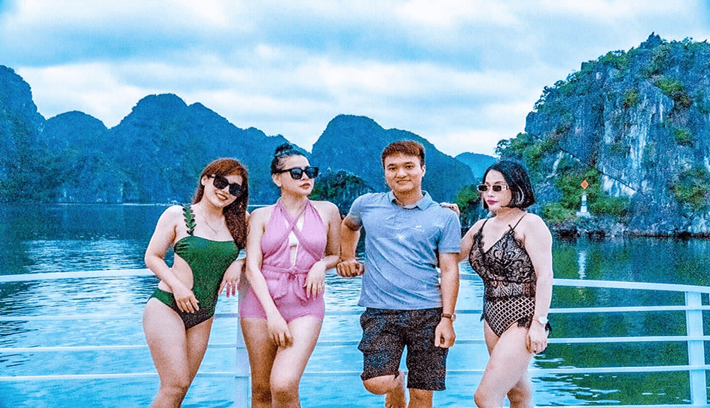 T&agrave;u thăm vịnh Lan Hạ