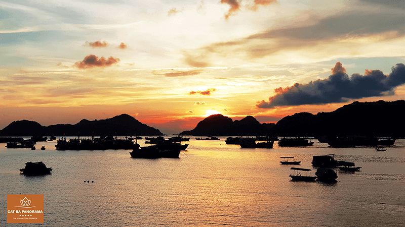 Ho&agrave;ng h&ocirc;n tr&ecirc;n vịnh Lan Hạ