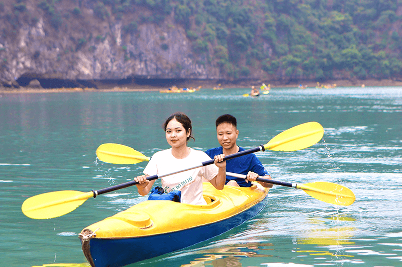 Ch&egrave;o  kayak  vịnh  Lan  Hạ